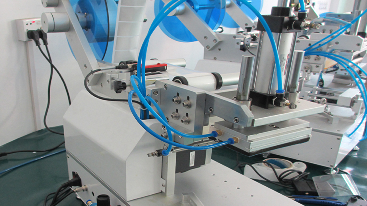 دستگاه برچسب زدن کیسه های پلاستیکی کیسه های دهانه نیمه اتوماتیک برای سطح صاف