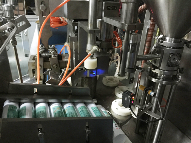 tubes holding feeding system سیستم تغذیه لوله های اتوماتیک برای پر کردن sealing.jpg