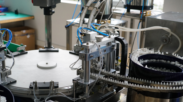 ROTARY پر کردن مایع در بطری های پلاستیکی.jpg