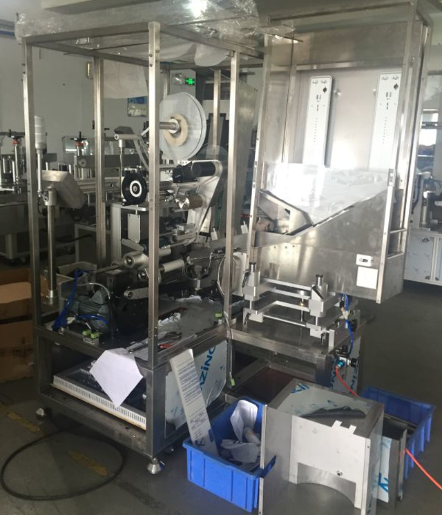 ماشین آلات در لوله های کارخانه labelling.jpg