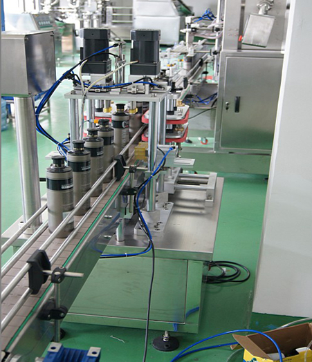 automatic capping machine with manual caps feeder system درپوش اتوماتیک با کلاهک های دستی feeding.jpg