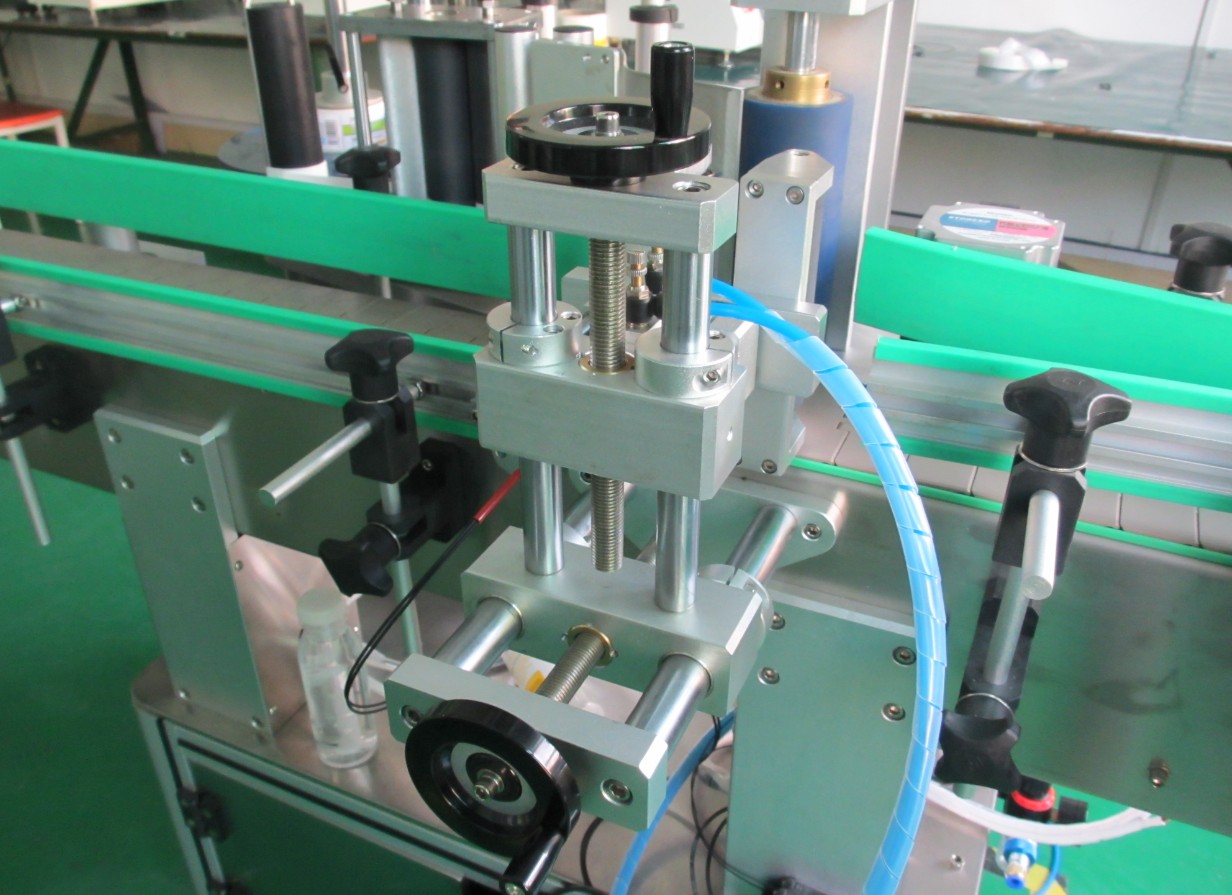 round bottles labeling machinery automatic بطری های گرد دستگاه لیبل زنی etiketter (10).JPG