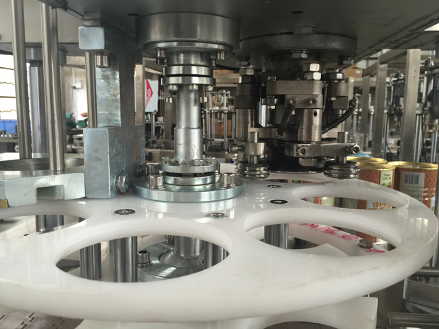 موقعیت قوطی در حین آب بندی قوطی.jpg