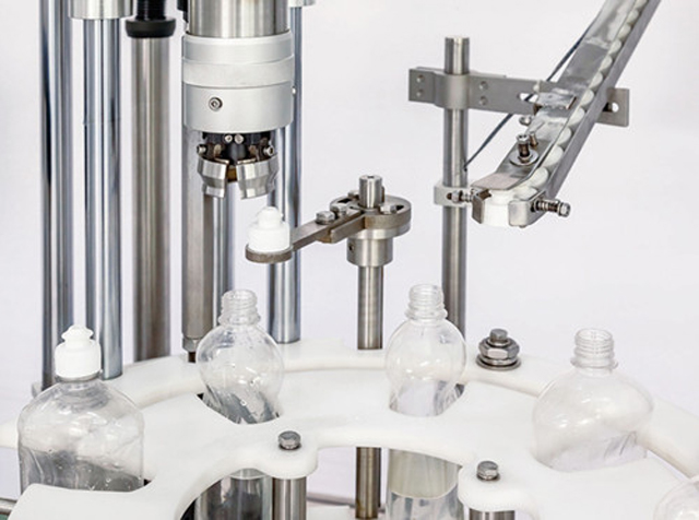 capping head close shot جزئیات ماشین دربندی تکی.jpg