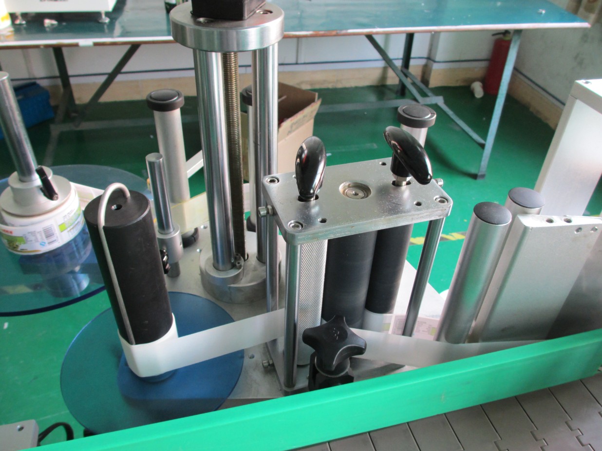 round bottle labeler Flaschen Etikettiermaschine برچسب قوطی گرد ETIKETTIERMASCHINE.jpg
