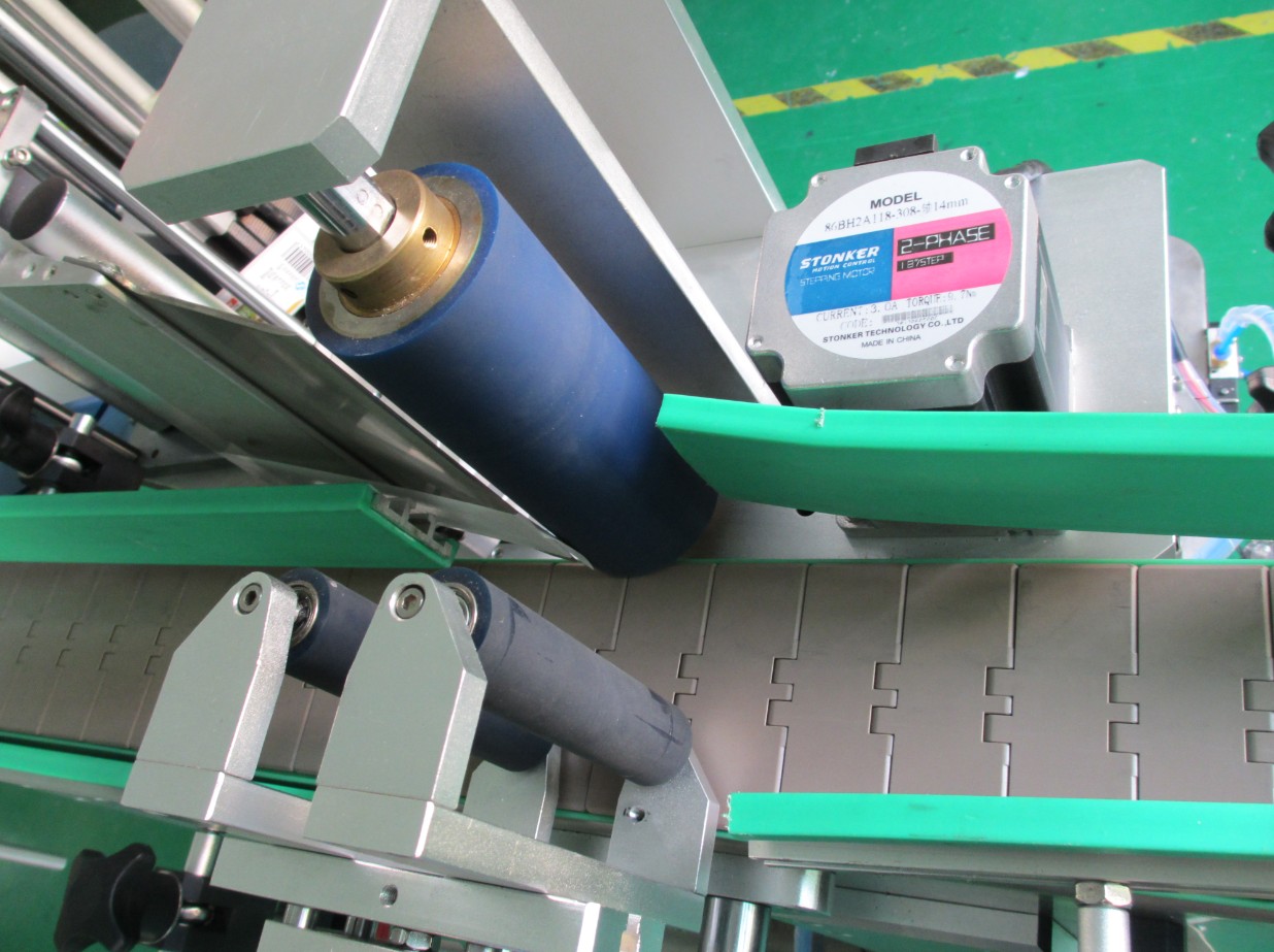 PLC controlling system bottle labeling machine تجهیزات برچسب زدن بطری PLC2.jpg