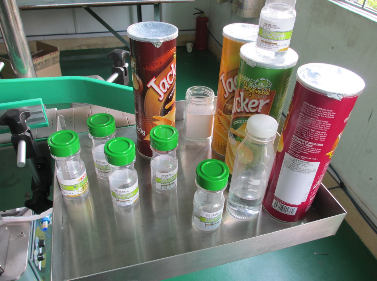 automatic vertical round bottle labeling equipment برچسب قوطی گرد ETIKETTIERMASCHINE.jpg