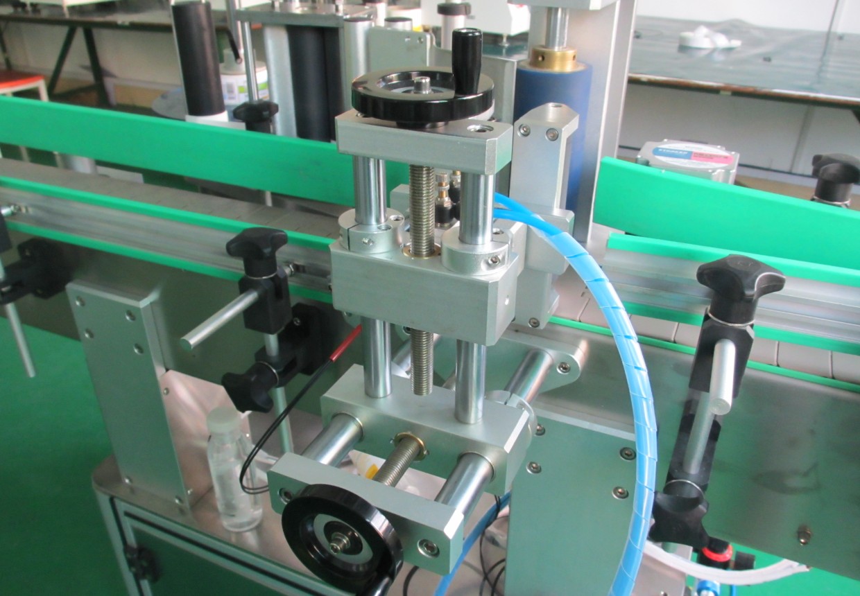labeling machine with positioning system برچسب زدن تجهیزات بطری PLC.jpg