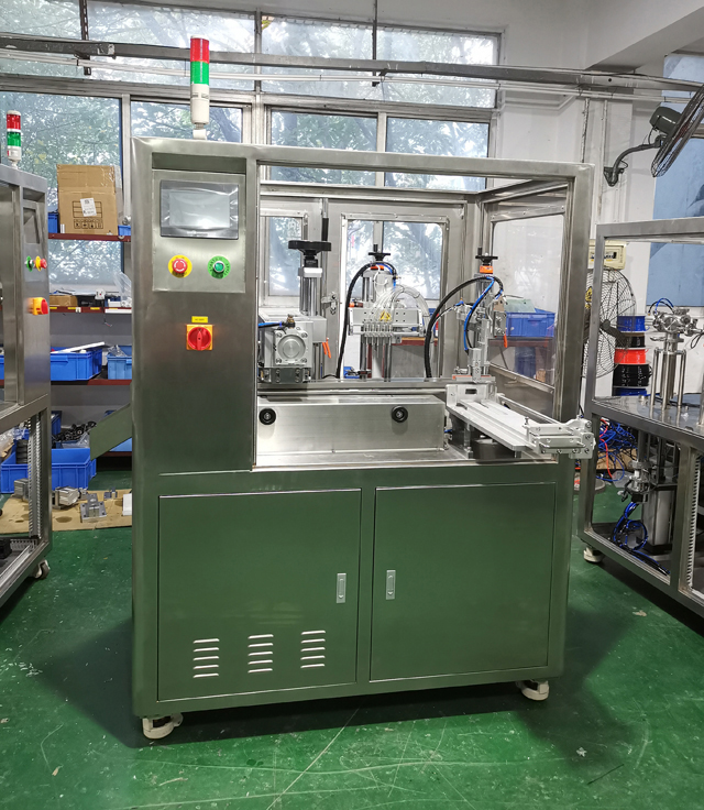 ماشین در مخزن ذخیره سازی.jpg