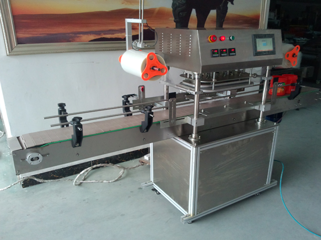 side pictures for automatic jars sealing machine دستگاه آب بندی در حال کار.jpg