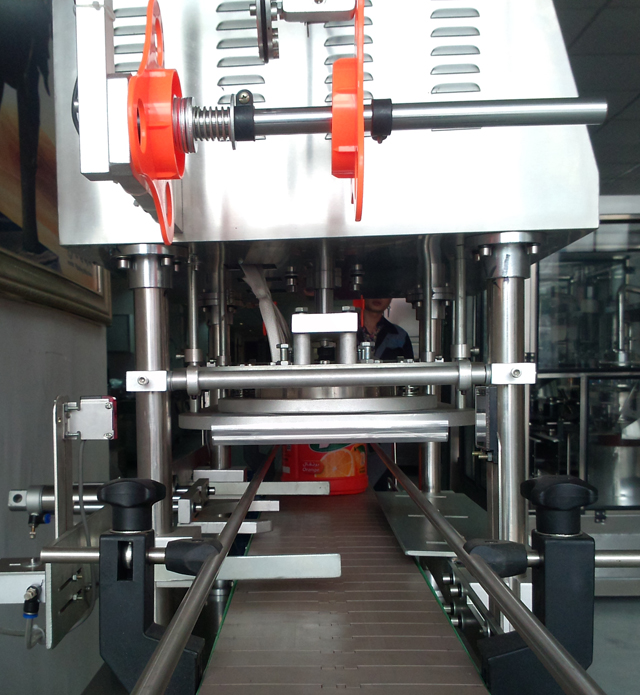 conveyor belt for jars sealing machine غلتک برای بارگذاری فیلم.jpg