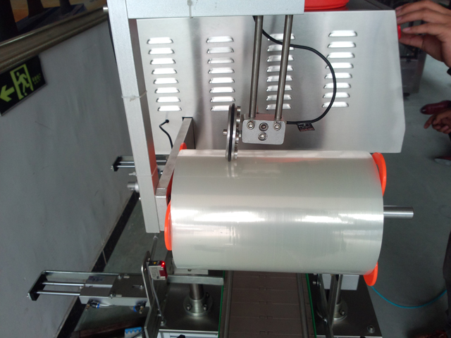 film ready on the roller for jars sealing فیلم برای آب بندی.jpg