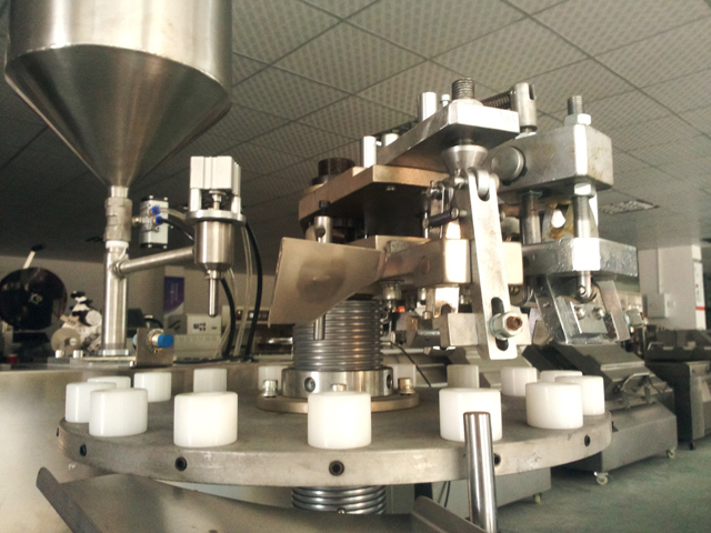 metal tubes filling folding machine دستگاه های آب بندی لوله پرکن در stock.jpg