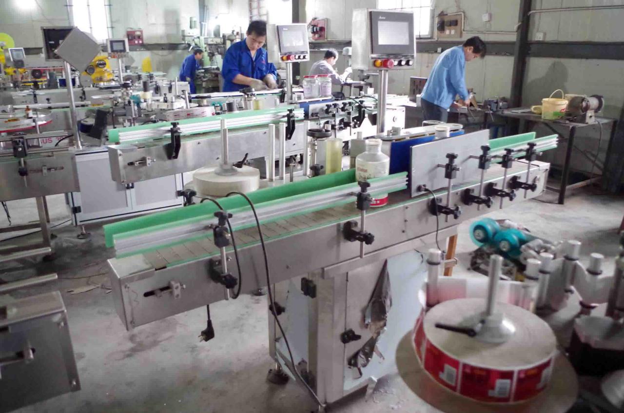 automatic labeling machine for bottles کارخانه لیبلینگ بطری برای manufacturing.jpg