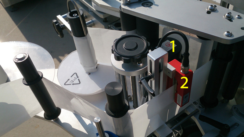 labeling machine for E liquid small bottles برچسب گذاری برای E مایع نزدیک تصاویر.jpg