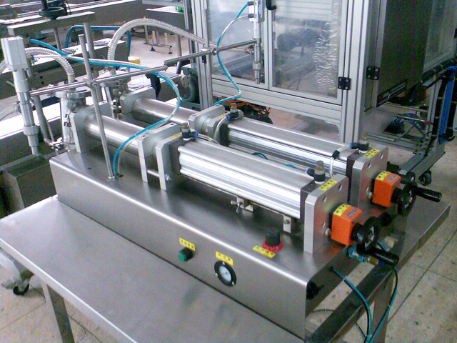 double heads liquid filling machine دستگاه پرکن 2 سر برای مواد شوینده مایع.jpg