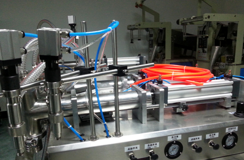 liquid filling machinery semi automatic پرکننده مایع افقی کاملا پنوماتیک.jpg