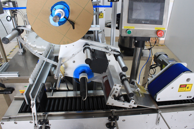 rolling bars from horizontal labeling machine تسمه سنکرون برای بطری های نورد.jpg