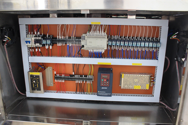 horizontal small bottles labeling machine picture دستگاه لیبل زن افقی تصویر واقعی.jpg