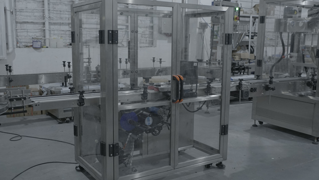 لیبلینگ ظروف شیشه ماشین.jpg