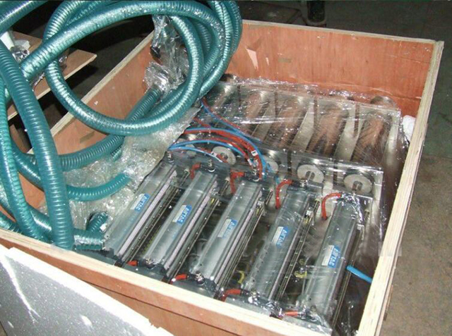 دستگاه پرکن 4 سر در جعبه چوبی.jpg