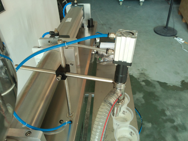 liquid filling machine for lotion shampoo cream تجهیزات پرکننده شامپو.jpg