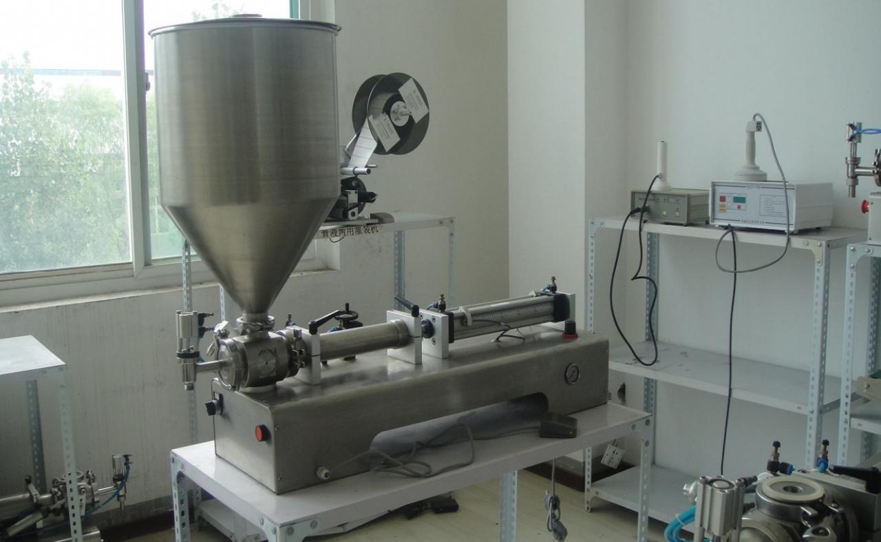 liquid paste filling machine with vertical hopper تک سر با دستگاه پرکن قیف دار.jpg