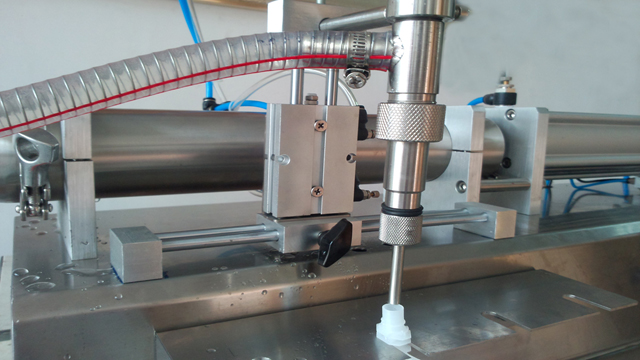 single head filling machine for spout bags with hopper اسپوت پرکننده.jpg