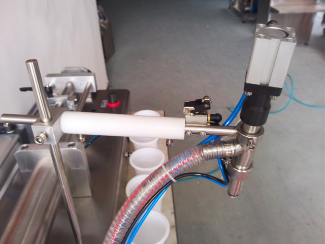 nozzles close shot from filling machines پرکن نازل قابل حمل برای پر کردن ماشین آلات.jpg