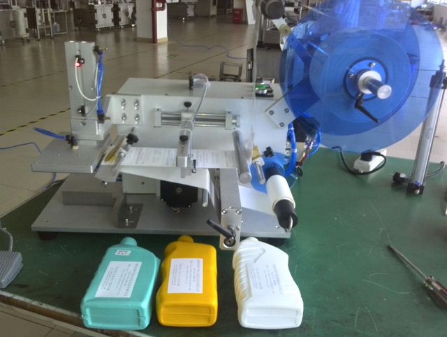 bottles labeling machine semi automatic بطری های تخت برچسب تجهیزات.jpg