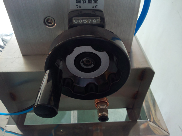 liquid filling machine semi automatic تجهیزات پرکننده شامپو.jpg