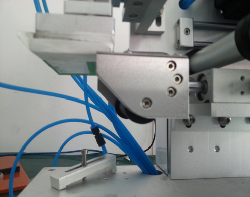 semi automatic flat bottles labeling equipment دستگاه لیبلینگ تخت با PLC پیشرفته (2).jpg