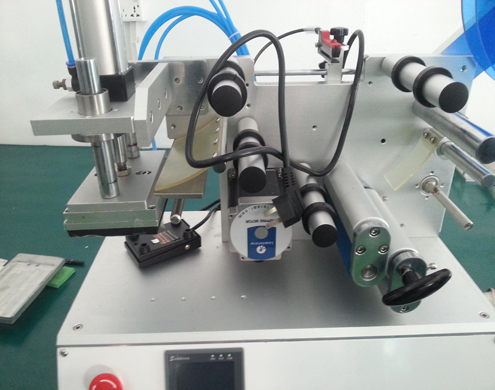 flat surface labeling equipment semi automatic تجهیز برچسب سطح مسطح (3).jpg