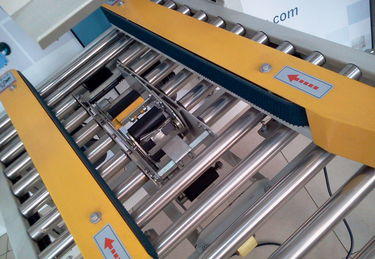 carton sealing stainless steel roll کلوز شات برای دستگاه آب بندی کارتن semi auto.jpg