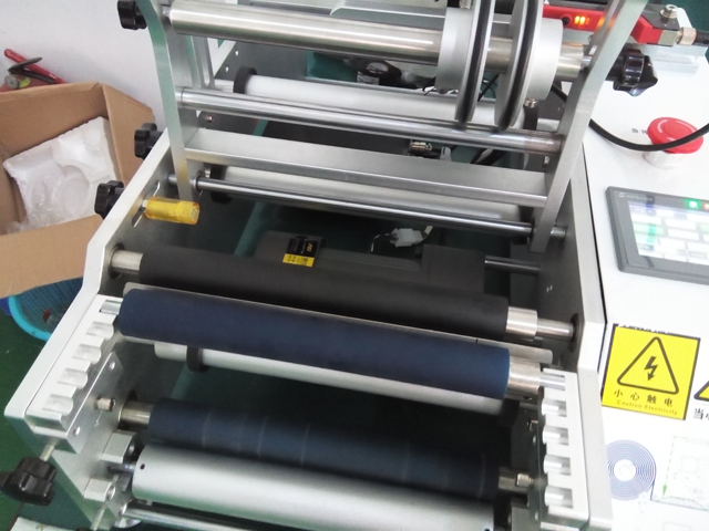 دستگاه لیبلینگ نیمه اتوماتیک برای تزریق سوزن.jpg