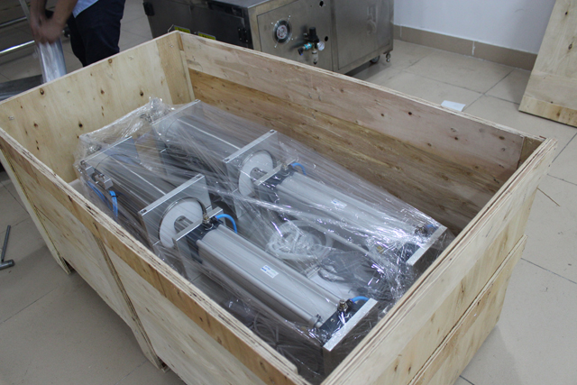 دستگاه داخل کیس چوبی.jpg